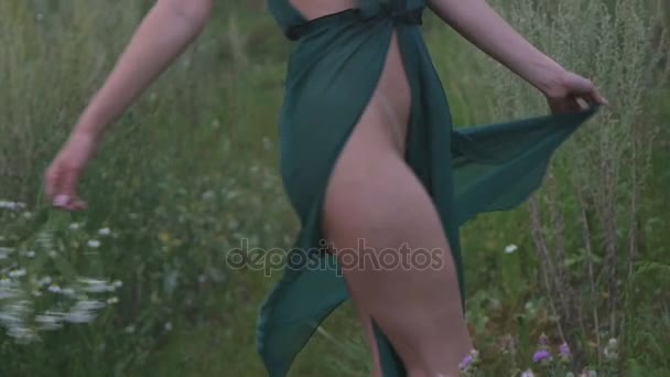 Сексуальная женщина танцует на пшеничном поле — стоковое видео