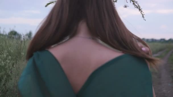Сексуальна дівчина роздягається на відкритому повітрі — стокове відео