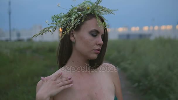 Портрет сексуальной девушки с венком из цветов на голове — стоковое видео