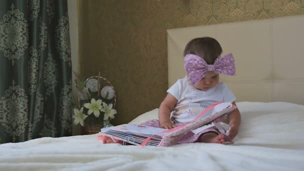 Una bambina che legge un libro — Video Stock