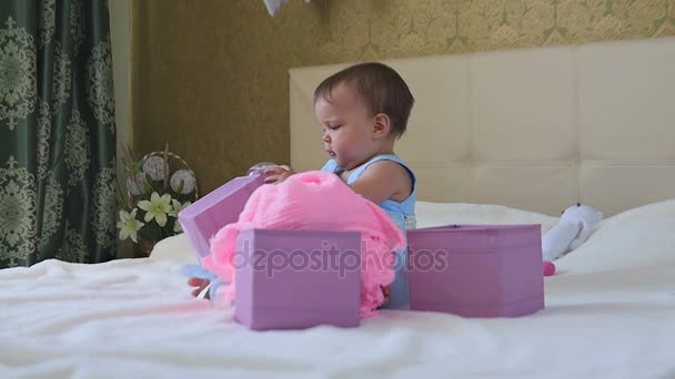 Menina 8 meses jogando casa em brinquedos — Vídeo de Stock