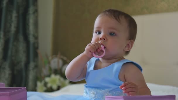 Menina 8 meses jogando casa em brinquedos — Vídeo de Stock