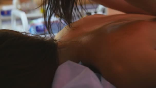Dziewczyna robi masaż — Wideo stockowe