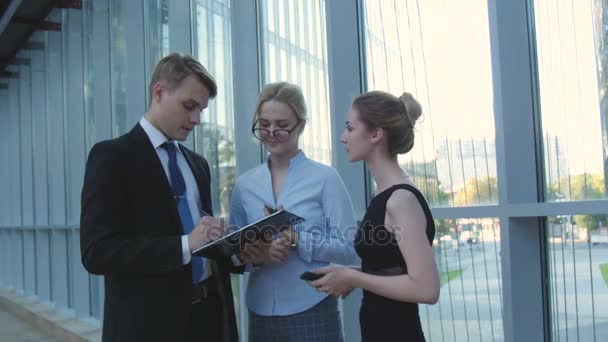 Encontro com colegas de negócios no corredor do escritório — Vídeo de Stock