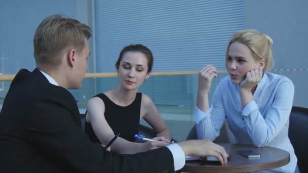 Business team diskuterer – Stock-video