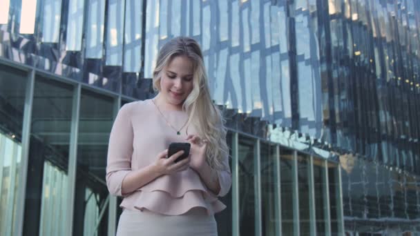 Uma mulher de negócios está feliz com a mensagem telefônica — Vídeo de Stock