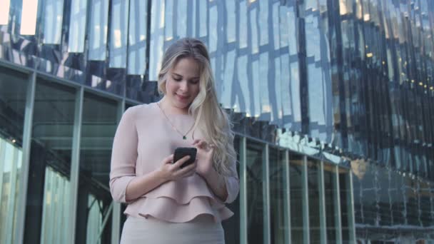 Podnikatelka je šťastný na telefon zprávu — Stock video