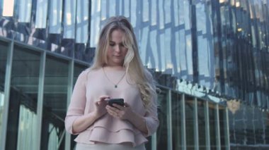 Ofisinin telefon ile kız