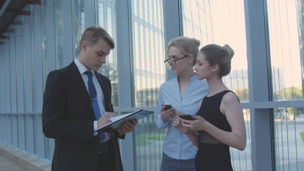 Toplantı iş arkadaşları Office koridorda