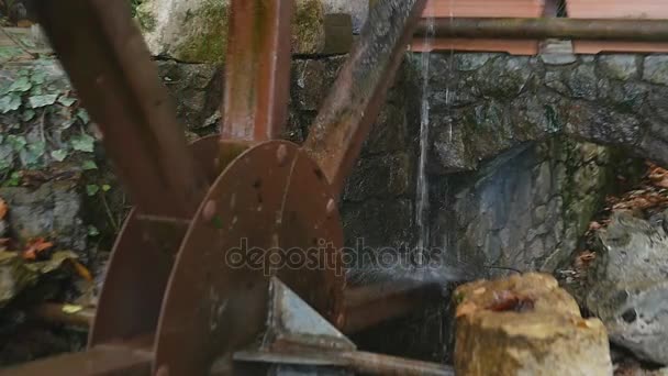 Wassermühle in Beton einer griechischen Insel — Stockvideo