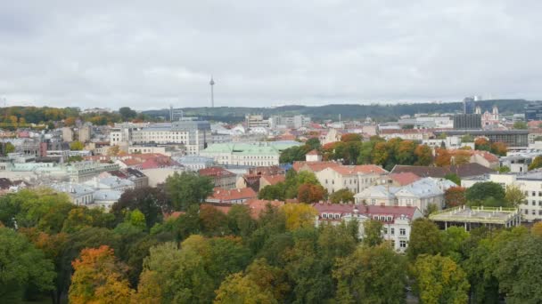 Timelapse Veduta sulla città di Vilnius in autunno — Video Stock