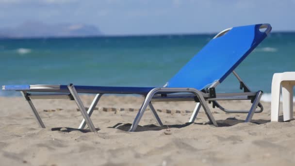 Chaise Longue vacío bajo el paraguas del sol en la costa del océano — Vídeos de Stock