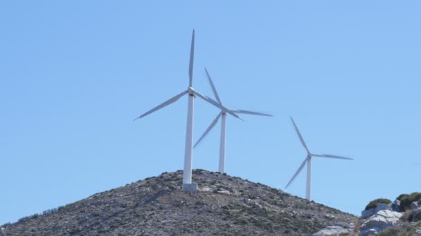 Turbinas eólicas produzem eletricidade — Vídeo de Stock