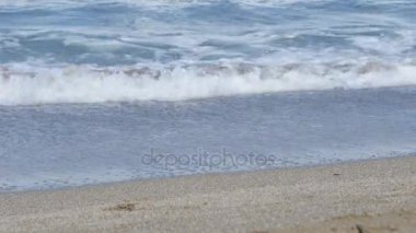 Büyük dalgalar deniz kıyısı üzerinde