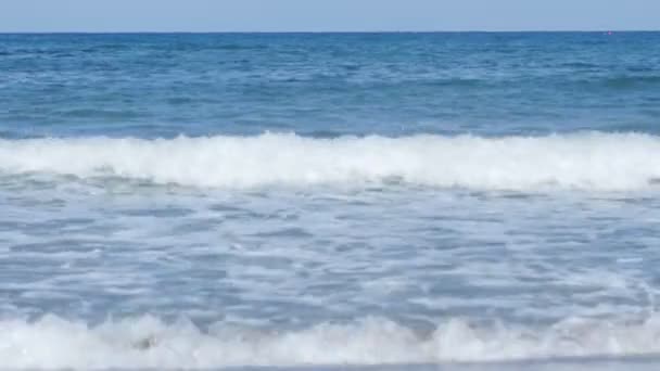 Grandes olas en la orilla del mar — Vídeo de stock