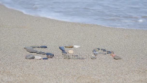 Piedras en la arena junto al mar — Vídeo de stock