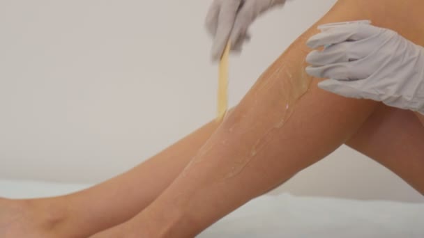 Mujer que usa depilador láser para el procedimiento de depilación en gabinetes médicos. Fotodepilación de la pierna . — Vídeos de Stock