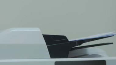 Yazıcı ofis belgeleri yazdırır