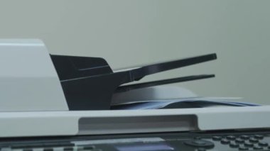 Yazıcı ofis belgeleri yazdırır
