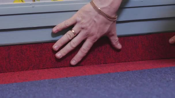 Man installs carpet in room — Stock Video