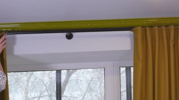 Maestro cuelga cortinas en una habitación — Vídeos de Stock