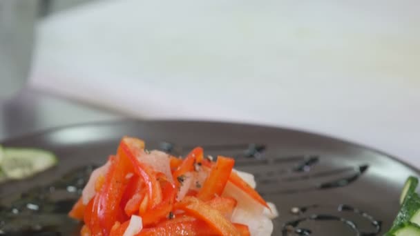 El chef prepara un plato de verduras — Vídeos de Stock