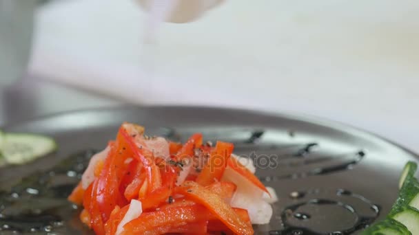 De chef-kok bereidt een schotel van groenten — Stockvideo