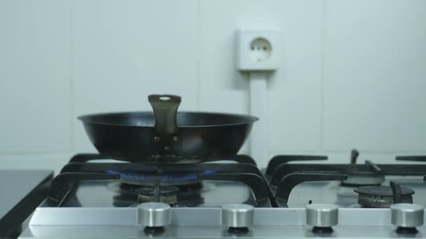 Pan se coloca en una estufa de gas — Vídeos de Stock