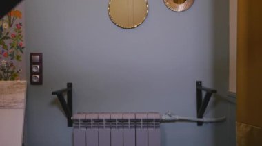 Adam bir raf odaya yükler.