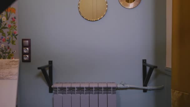 Man installeert een plank in de kamer — Stockvideo
