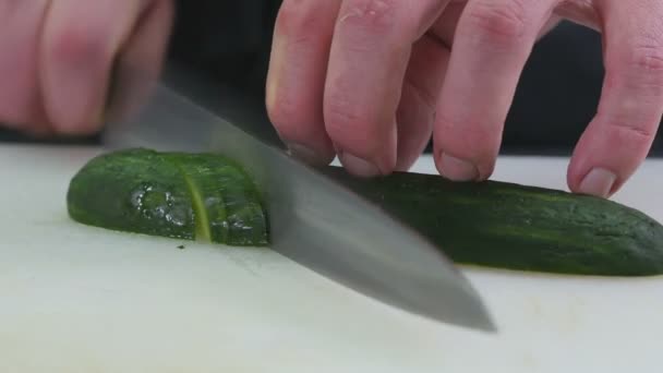 Шеф-повар на кухне, нарезанный огурец — стоковое видео