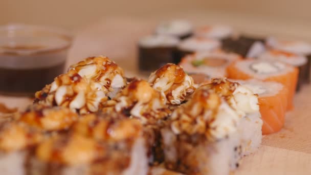 Kobieta ręka pałeczkami, zanurzenie Roll Sushi do sosu sojowego. 4k — Wideo stockowe