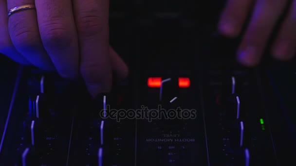 DJ play the music on the mixing console — Stock Video