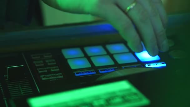 DJs χέρια αναπαραγωγή mix στην κάρτα ήχου — Αρχείο Βίντεο