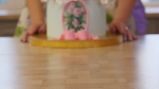 Der Koch bringt einen schönen Kuchen in die Nähe der Kamera — Stockvideo
