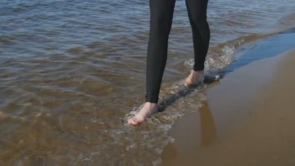 Gambe ragazze a piedi sulla spiaggia — Video Stock