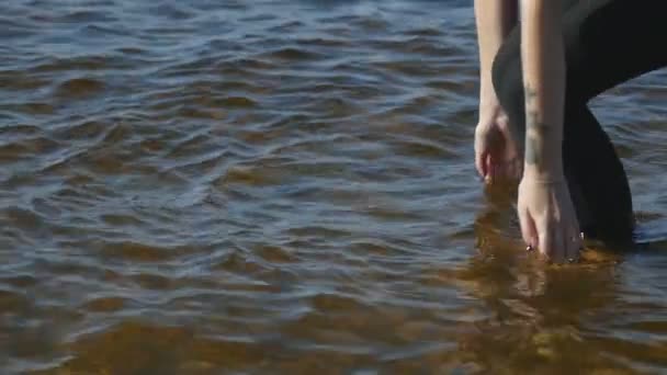 Hands in the river splashes water — Stock Video