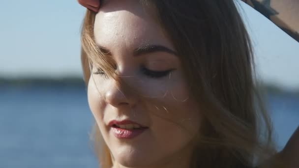 Menina tocando seu cabelo, close-up — Vídeo de Stock