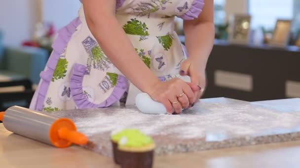 Pasta fresca laminata a mano femminile sul tavolo con l'aiuto di un mattarello . — Video Stock
