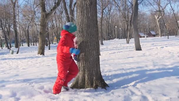 Små barn som lekte i snön på vintern — Stockvideo