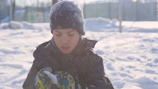 Winter Park içinde siyah çocuk — Stok video