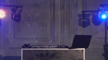 DJ cd çalar ve gece kulübünde Mikser