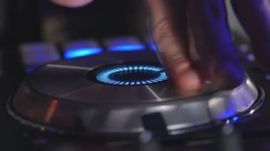 Adam oyun mix ses tahtası üzerinde eller