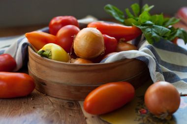  Taze sebze ve otlar ahşap bir masa üzerinde