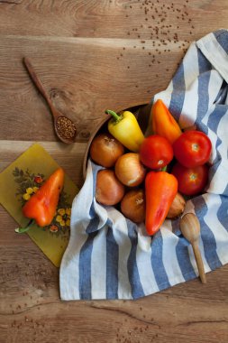  Taze sebze ve otlar ahşap bir masa üzerinde