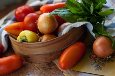  Taze sebze ve otlar ahşap bir masa üzerinde