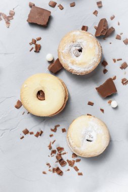 Gri bir arka plan üzerinde çikolata ile tanımlama