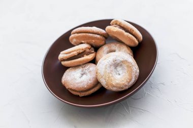 Gri bir arka plan üzerine bir tabak kurabiye