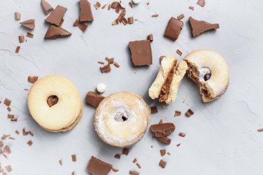 Gri bir arka plan üzerinde çikolata ile tanımlama