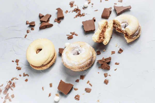 Gri bir arka plan üzerinde çikolata ile tanımlama